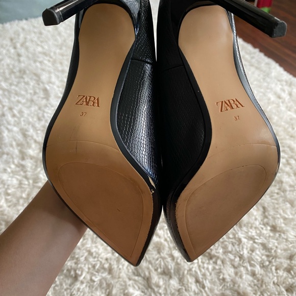 Black heeled shoes. Animal print exterior. High stiletto heel. Pointed toe. - Picture 6 of 7